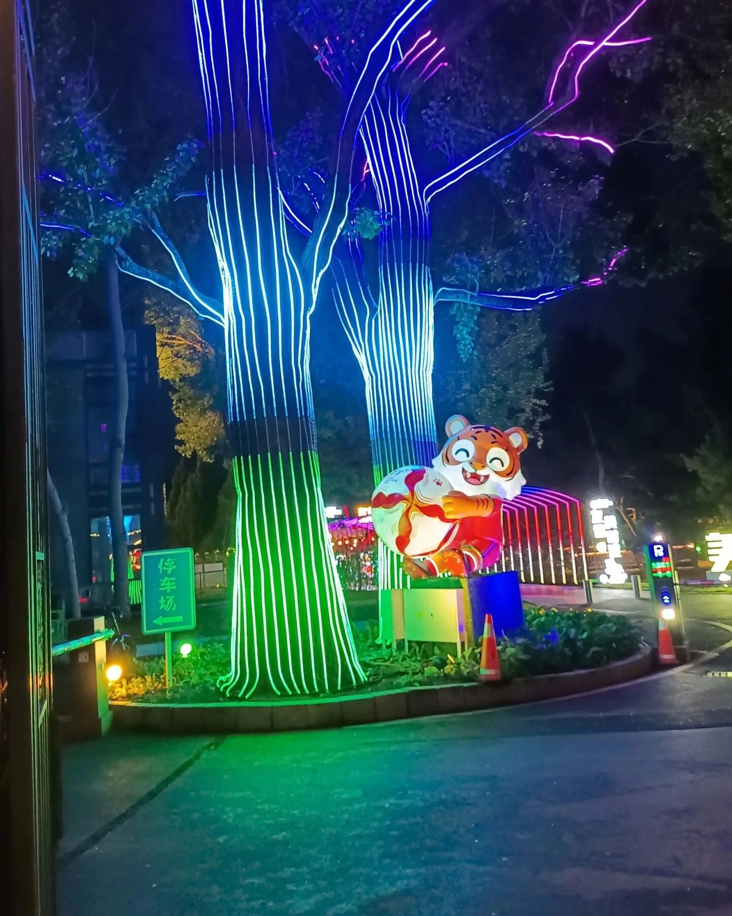 Árvore iluminada por LED RGB endereçável com tronco azul e galhos desenhados em magenta, vista lateral com o piso banhado de verde