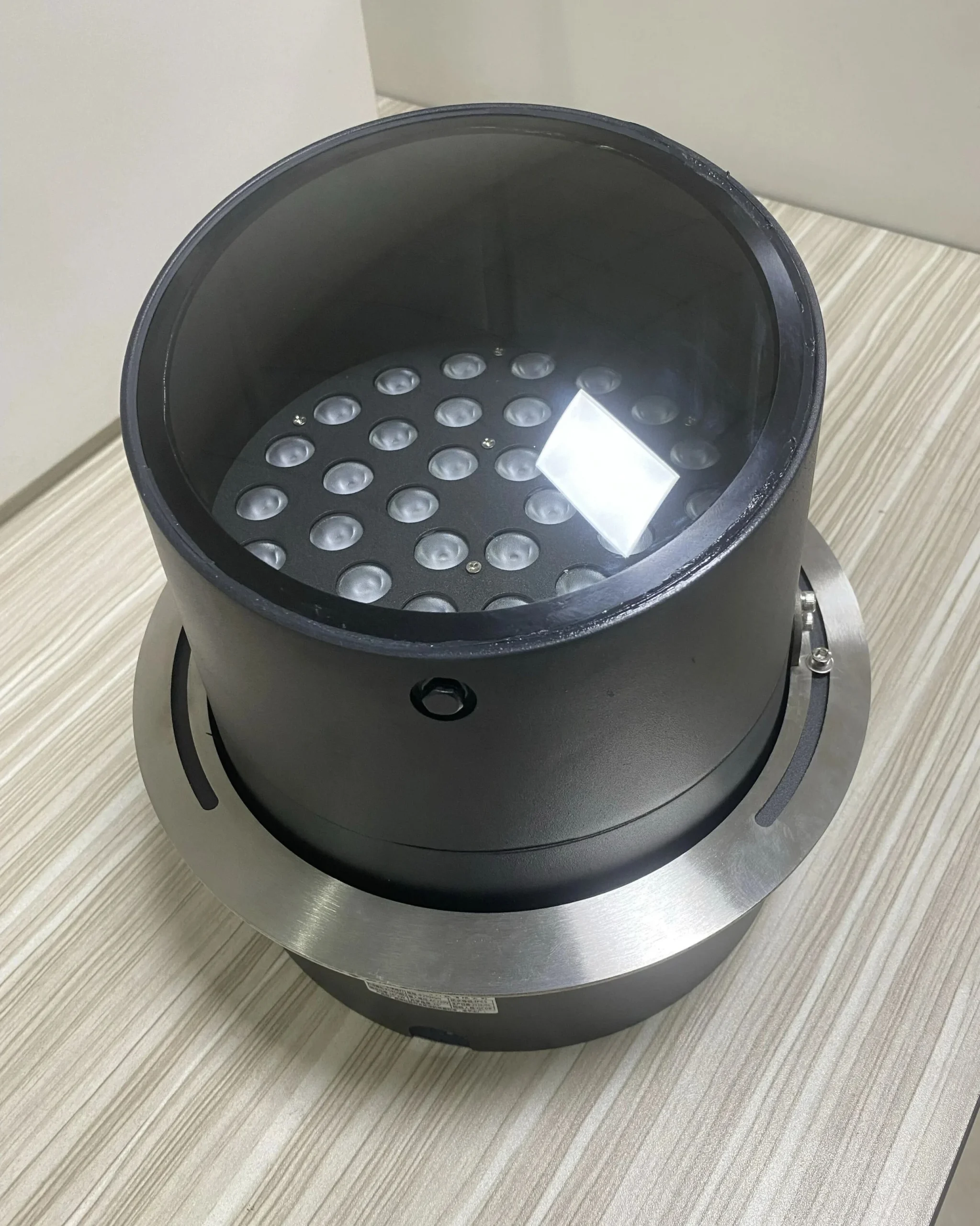 Detalhe da matriz de LEDs de um holofote semienterrado, protegida por lente de vidro temperado